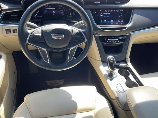 Crystal White 2017 Cadillac XT5 Base