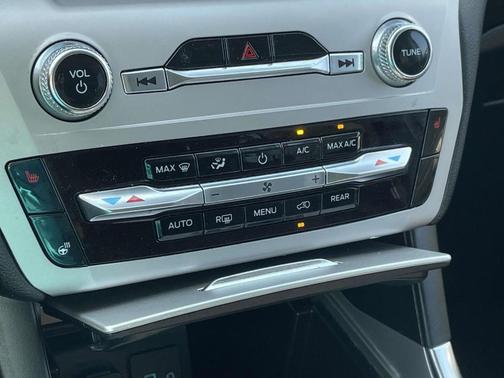 Star White 2024 Ford Explorer XLT