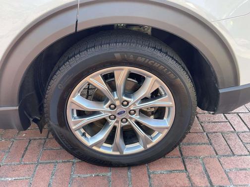 Star White 2024 Ford Explorer XLT