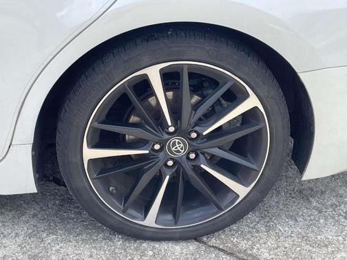 Wind Chill Pearl 2019 Toyota Camry XSE