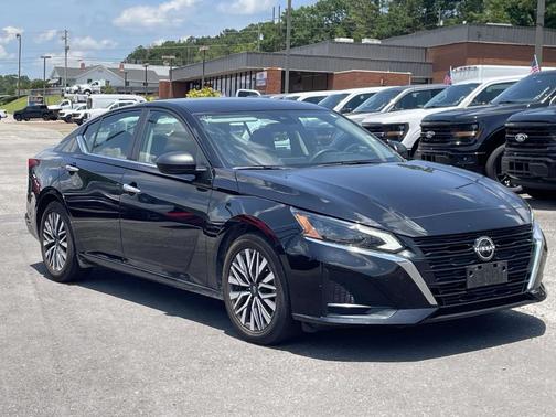 Black 2024 Nissan Altima 2.5 SV