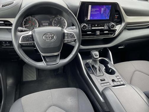 Celestial Silver Metallic 2024 Toyota Highlander LE