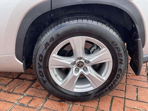 Celestial Silver Metallic 2024 Toyota Highlander LE