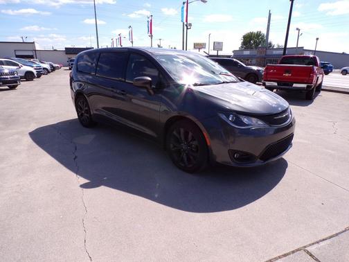Granite Crystal Metallic Clearcoat 2018 Chrysler Pacifica Touring Plus