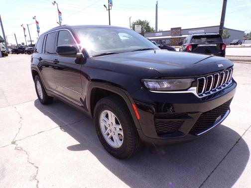 Diamond Black Crystal Pearlcoat 2024 Jeep Grand Cherokee Laredo