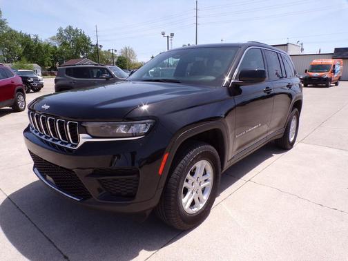 Diamond Black Crystal Pearlcoat 2024 Jeep Grand Cherokee Laredo