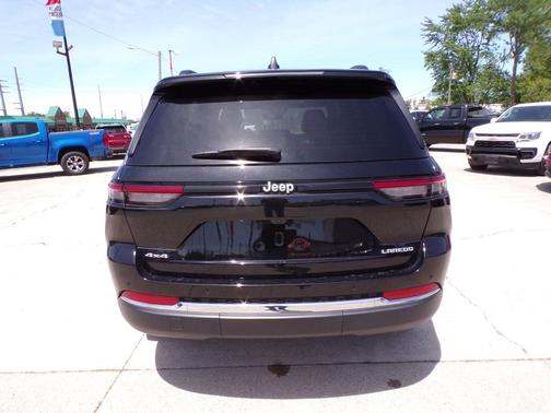 Diamond Black Crystal Pearlcoat 2024 Jeep Grand Cherokee Laredo