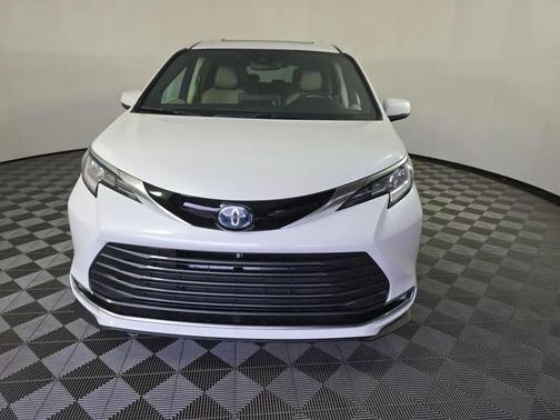 2023 Toyota Sienna Limited