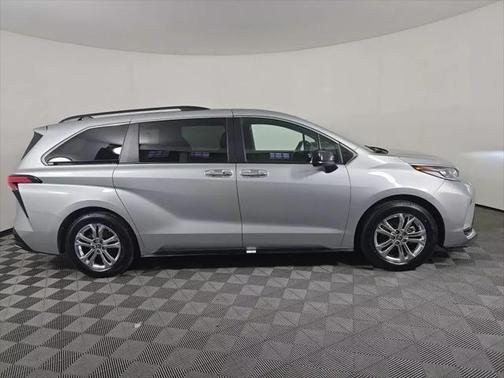 2022 Toyota Sienna XSE 7 Passenger