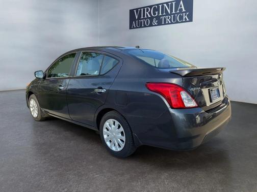 Grey 2015 Nissan Versa 1.6 SV