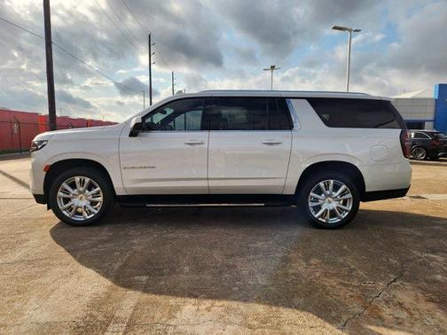 2023 Chevrolet Suburban LT