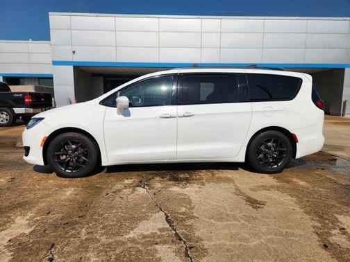 Bright White Clearcoat 2018 Chrysler Pacifica Touring-L
