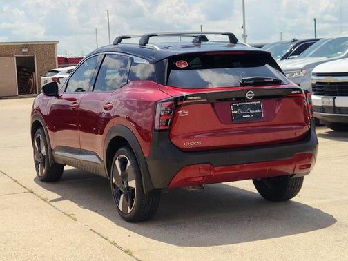 2t Red Blk Roof 2025 Nissan Kicks SR