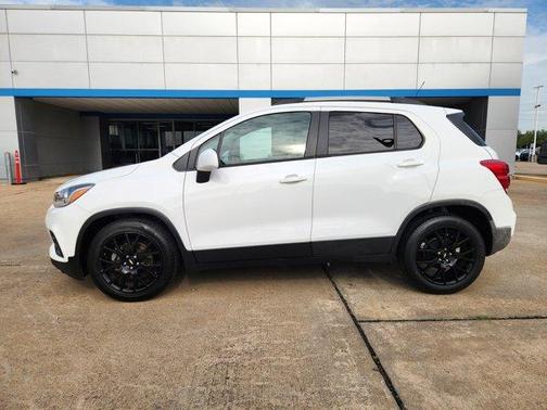 Summit White 2022 Chevrolet Trax LT