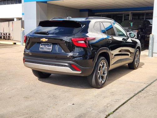 Mosaic Black Metallic 2024 Chevrolet Trax LT