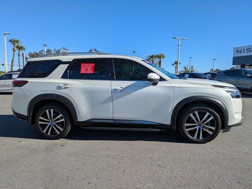 2023 Nissan Pathfinder Platinum