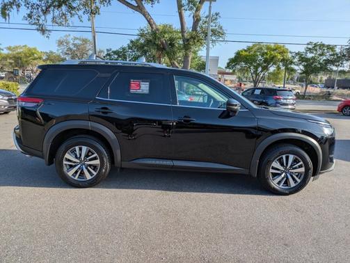 2025 Nissan Pathfinder SL
