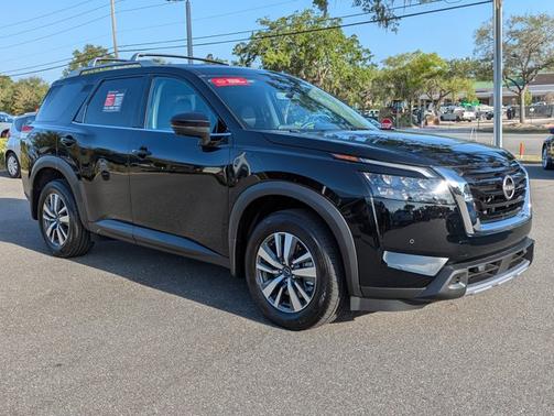 2025 Nissan Pathfinder SL