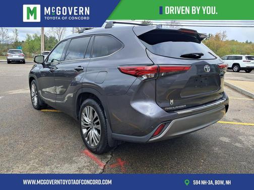Magnetic Gray Metallic 2023 Toyota Highlander Platinum