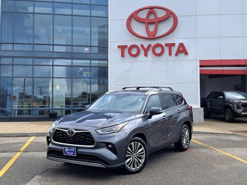 Magnetic Gray Metallic 2023 Toyota Highlander Platinum