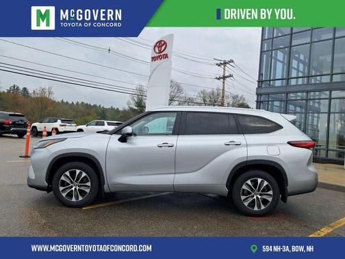 Celestial Silver Metallic 2023 Toyota Highlander Hybrid XLE