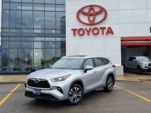 Celestial Silver Metallic 2023 Toyota Highlander Hybrid XLE