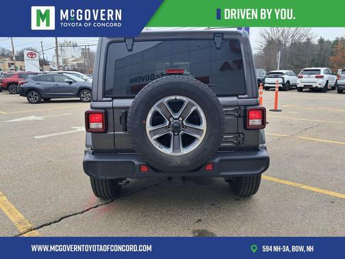 Granite Crystal Metallic Clearcoat 2022 Jeep Wrangler Unlimited Sahara