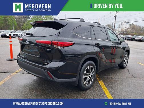 Midnight Black Metallic 2021 Toyota Highlander Hybrid XLE