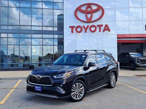 Opulent Amber 2022 Toyota Highlander Platinum