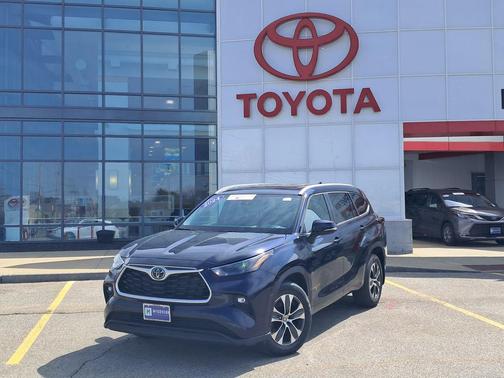 Moon Dust 2022 Toyota Highlander Hybrid XLE