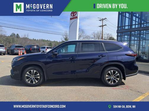 Moon Dust 2022 Toyota Highlander Hybrid XLE