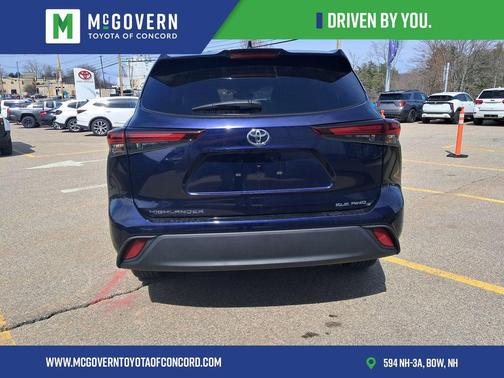 Moon Dust 2022 Toyota Highlander Hybrid XLE