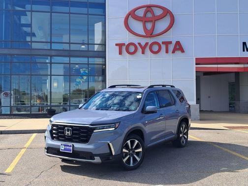 Gray 2023 Honda Pilot AWD Elite