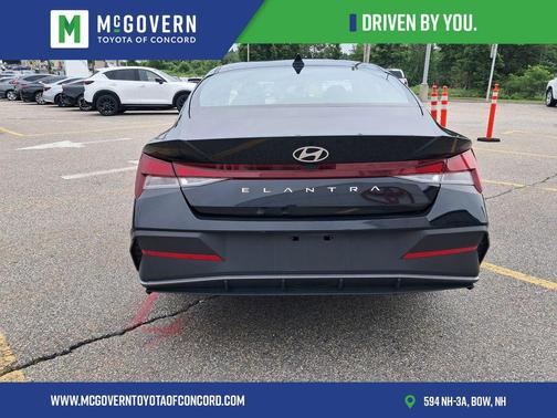 Abyss Black 2024 Hyundai ELANTRA SE