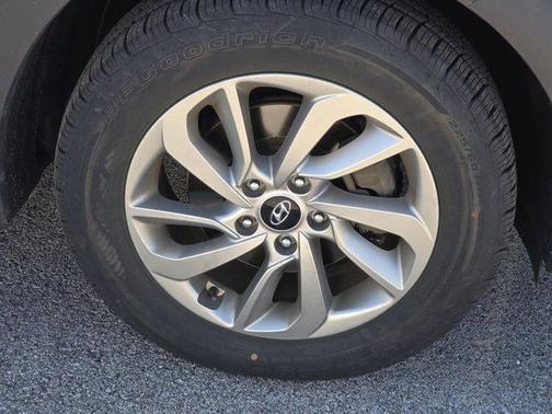 Black Noir Pearl 2018 Hyundai TUCSON SE