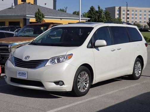 Blizzard Pearl 2017 Toyota Sienna XLE