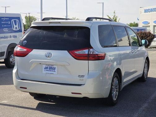 Blizzard Pearl 2017 Toyota Sienna XLE