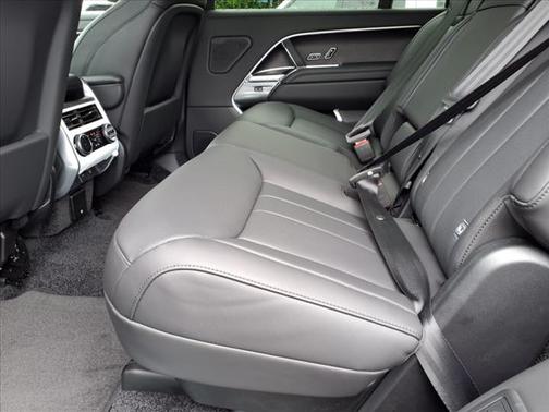 2025 Land Rover Range Rover P400 SE 7 Seat