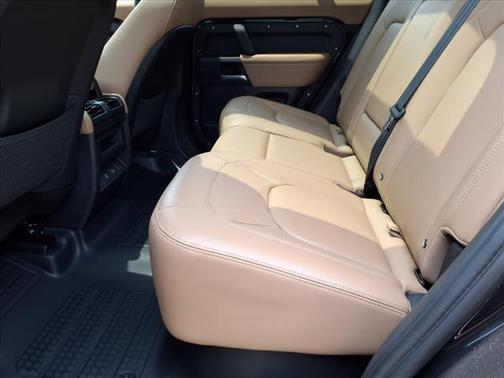 2025 Land Rover Defender 110 P300
