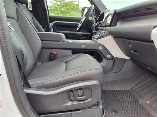 2025 Land Rover Defender 110 P300