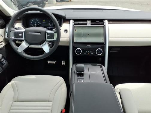 Fuji White 2026 Land Rover Discovery Dynamic SE