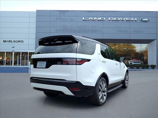 Fuji White 2026 Land Rover Discovery Dynamic SE