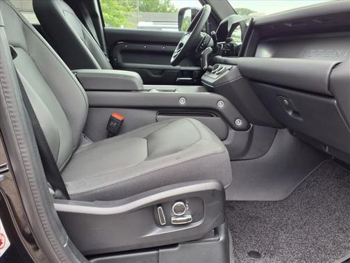 2025 Land Rover Defender V8