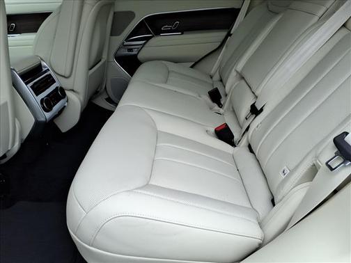 2026 Land Rover Range Rover P550e SE