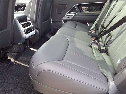 2025 Land Rover Range Rover P530 SE 7 Seat
