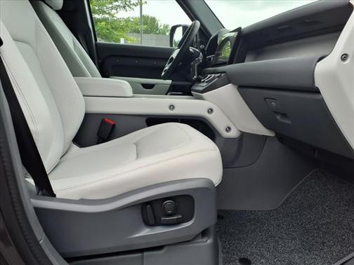 2025 Land Rover Defender 110 X-Dynamic SE