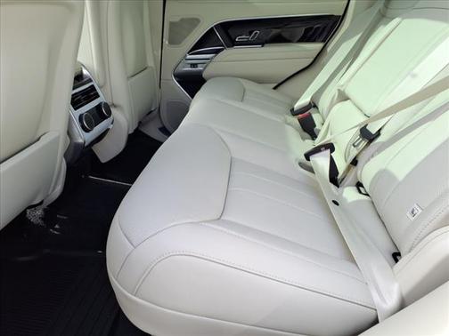 2025 Land Rover Range Rover P550e SE