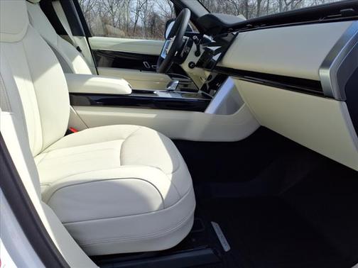 2025 Land Rover Range Rover P550e SE