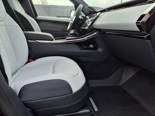 2025 Land Rover Range Rover Sport SE