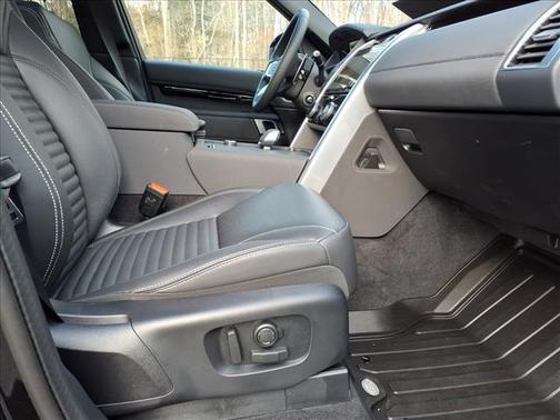 2025 Land Rover Discovery P300 S